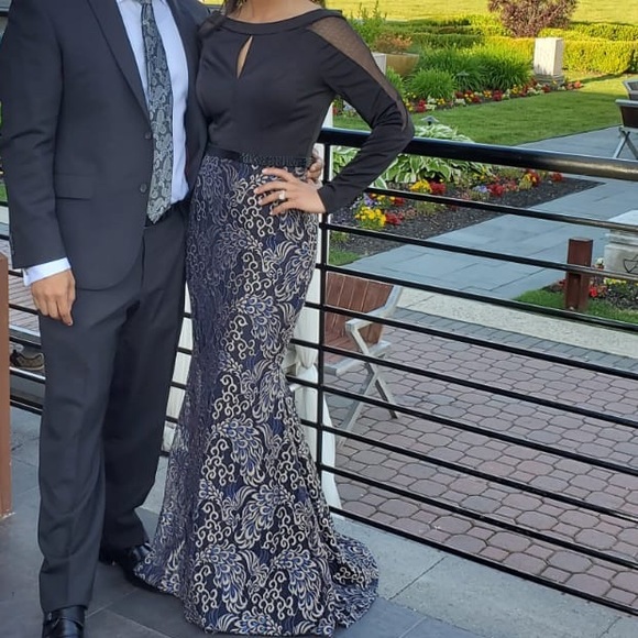 Elegant Dress - Picture 3 of 6